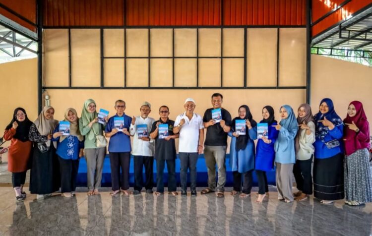 H. Juli Sawitma Nasution Berikan Buku Biografi Kepada Dewan Guru Yayasan Pendidikan An Naas Binjai