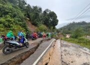 Hujan Masih Turun, Dua Titik Jalan Jembatan Merah-Muarasoma Longsor, Lalin Sempat Terganggu