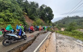 Hujan Masih Turun, Dua Titik Jalan Jembatan Merah-Muarasoma Longsor, Lalin Sempat Terganggu
