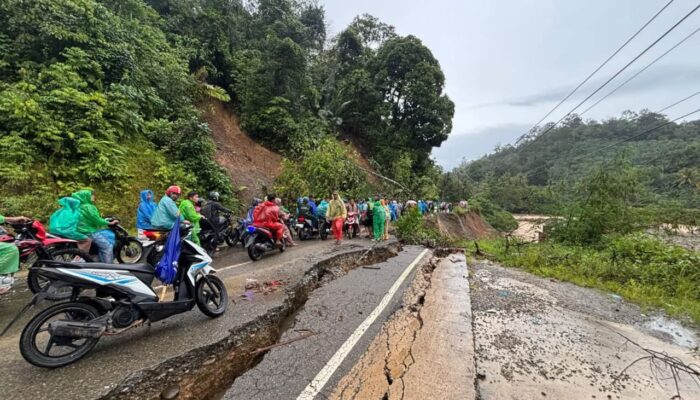 Hujan Masih Turun, Dua Titik Jalan Jembatan Merah-Muarasoma Longsor, Lalin Sempat Terganggu