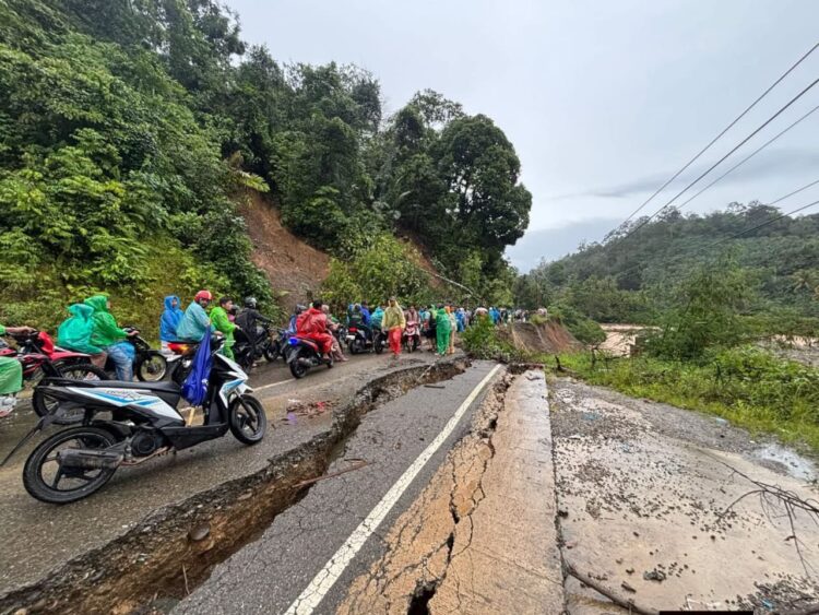 Hujan Masih Turun, Dua Titik Jalan Jembatan Merah-Muarasoma Longsor, Lalin Sempat Terganggu