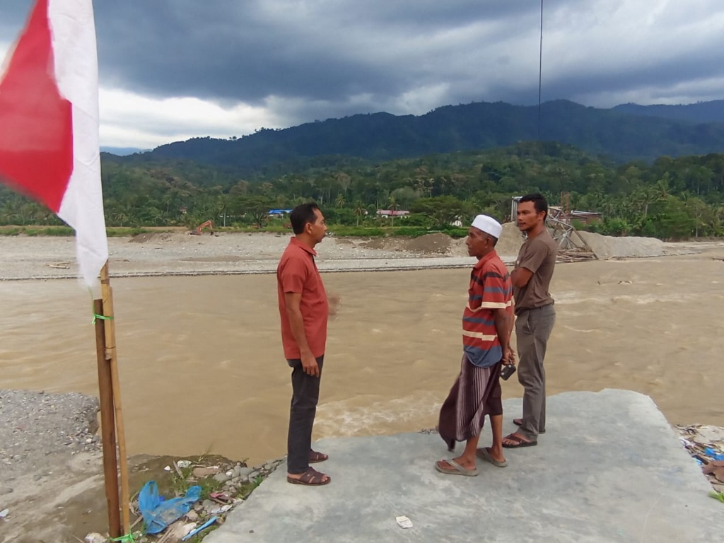 Camat Darul Hasanah Agara Pantau Normalisasi Sungai Untuk Jembatan Darurat
