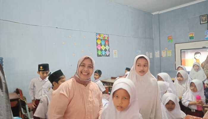 Dosen UMA Mengabdi Di Sekolah Terdampak Banjir SDIT Ar-Ra’yu Sunggal