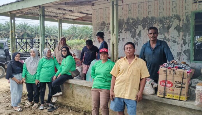 Wujud Rasa Empati, Korban Banjir Salurkan Donasi Buat Korban Banjir Di Desa Sekoci