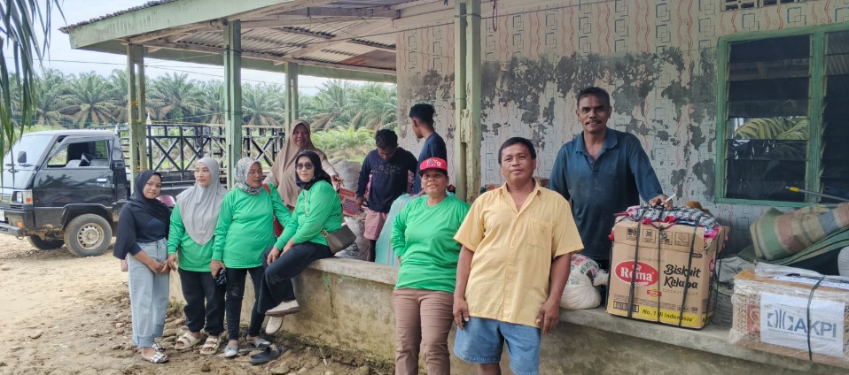 Wujud Rasa Empati, Korban Banjir Salurkan Donasi Buat Korban Banjir Di Desa Sekoci
