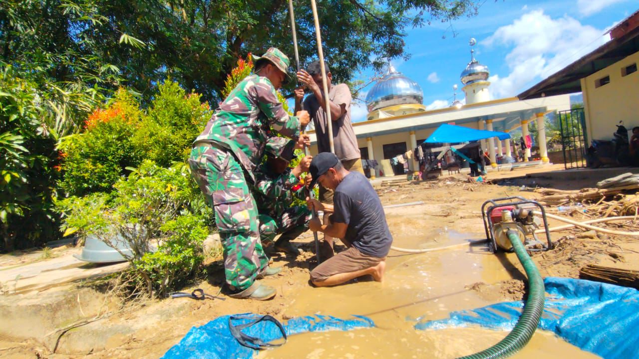 Satgas Gulbencal Kodam I/BB Bangun Sumur Bor Di Pengungsian Masjid Nurul Ikhwan Dan MTs Onan Tukka