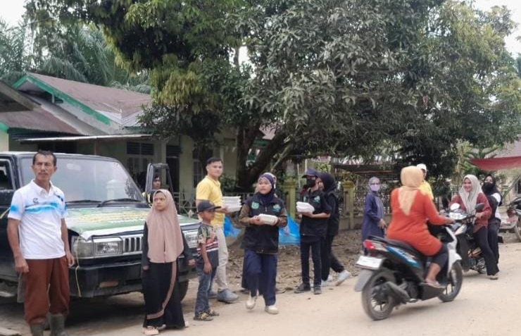 Tim Muhada Langsa Peduli Salurkan 1.000 Paket Makanan Ke Aceh Tamiang