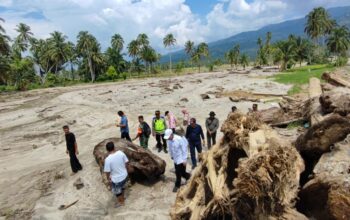 Plt Staf Ahli Menteri Pertanian Bidang Infrastruktur, Ali Jamil bersama Direktur Polbangtan Medan, Nurliana Harahap melakukan peninjauan terhadap lokasi lahan yang rusak di Desa Tolang Julu, Kamis (24/12/2025) lalu.