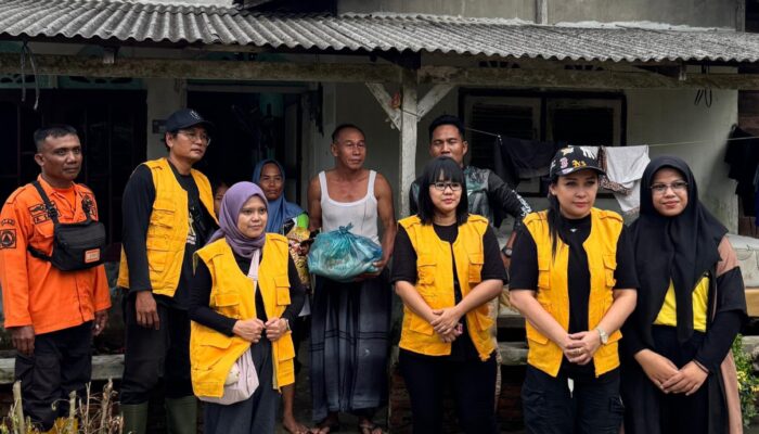 Tim PKM Tanggap Darurat UNPRI Salurkan Bantuan Banjir Di Hamparan Perak Dan Pantai Labu