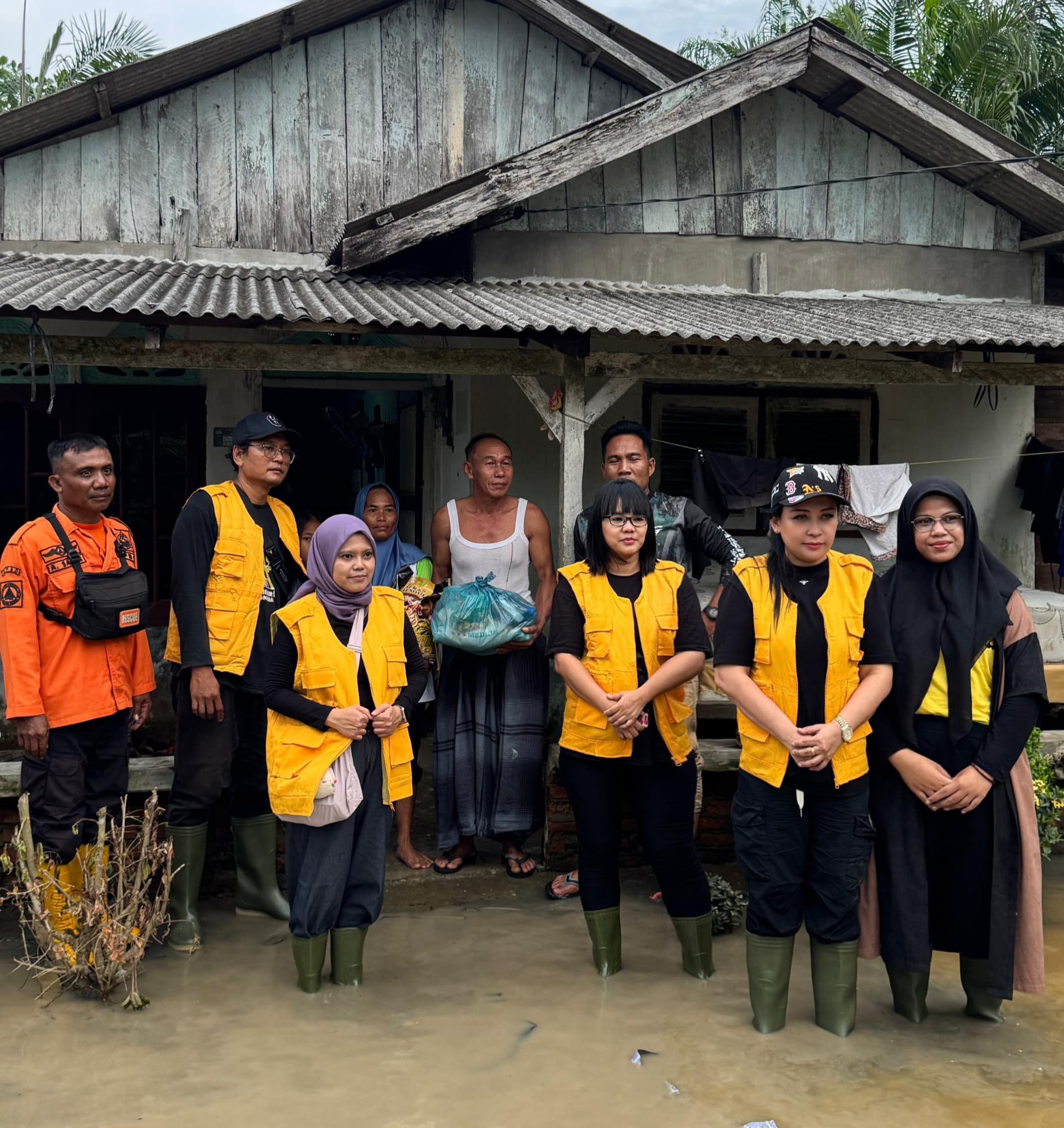 Tim PKM Tanggap Darurat UNPRI Salurkan Bantuan Banjir Di Hamparan Perak Dan Pantai Labu