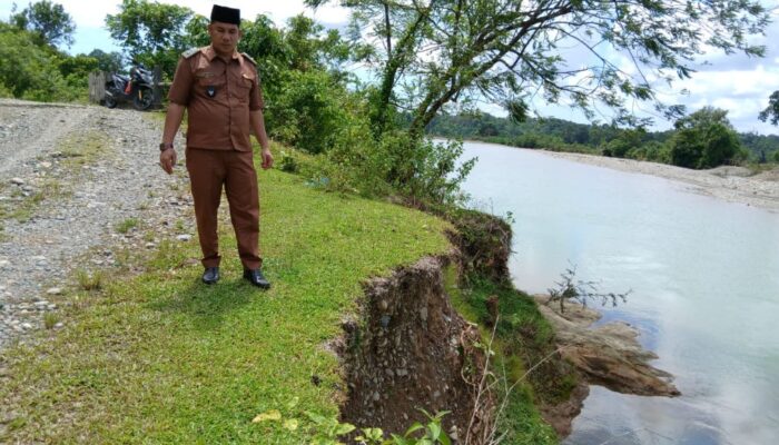 Lama Tak Ada Perbaikan Jalan Dan Abrasi, Kades Gunong Nagan Minta Pemerintah Tinjau Lokasi