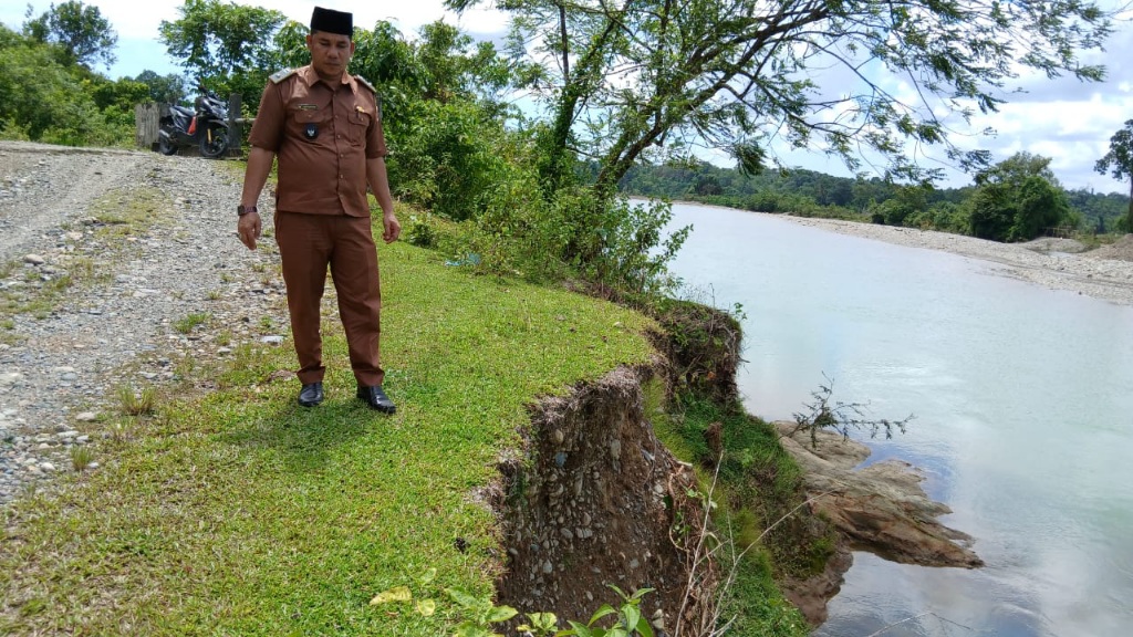 Lama Tak Ada Perbaikan Jalan Dan Abrasi, Kades Gunong Nagan Minta Pemerintah Tinjau Lokasi