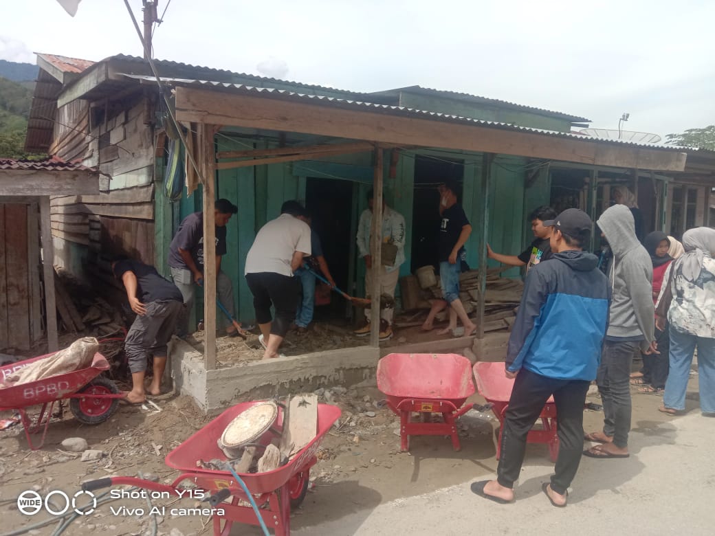 Ratusan Relawan Aliansi Pemuda Peduli Agara Bakti Sosial Pascabencana