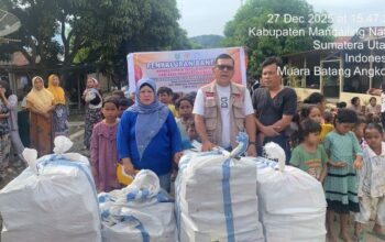 BPBD Madina Serahkan Bantuan Sepatu Dari Sadoli