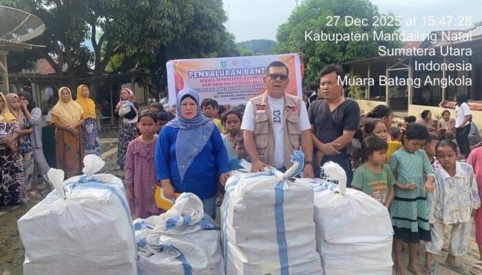 BPBD Madina Serahkan Bantuan Sepatu Dari Sadoli