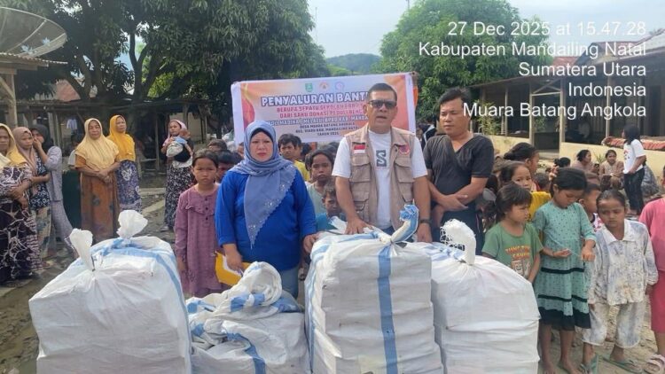 BPBD Madina Serahkan Bantuan Sepatu Dari Sadoli