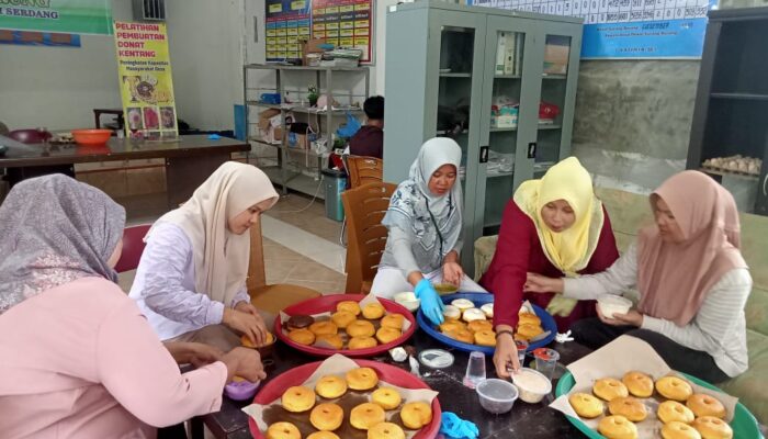 Berdayakan Kaum Perempuan, Pemerintahan Desa Denai Sarang Burung Gelar Pelatihan Membuat Kue Donat