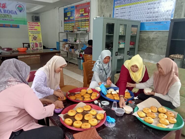 Berdayakan Kaum Perempuan, Pemerintahan Desa Denai Sarang Burung Gelar Pelatihan Membuat Kue Donat