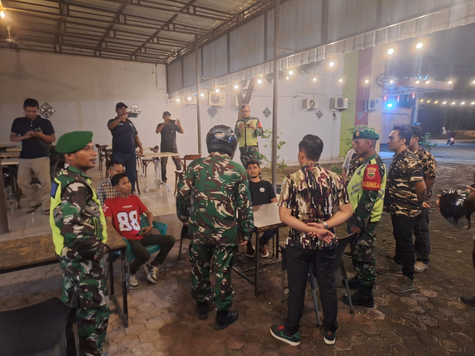 Ciptakan Wilayah Aman, Koramil 23 BRG Patroli Malam