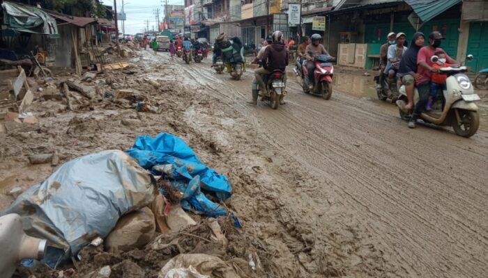 Jalan Kualasimpang – Rantau Masih Tergenang Dan Berlumpur