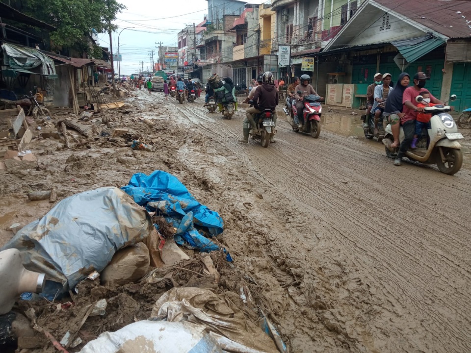 Jalan Kualasimpang – Rantau Masih Tergenang Dan Berlumpur