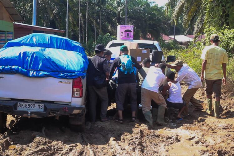 Lewati Jalan Ekstrem, Tim Medis FK UISU Tembus Desa Terpecil Di Tapsel