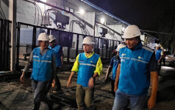Direktur Manajemen Pembangkitan PLN, Rizal Calvary Marimbo (tengah) turun langsung memastikan PLTD Krueng Raya di Kabupaten Aceh Besar beroperasi optimal untuk perkuatan kelistrikan Banda Aceh.