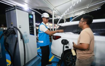 Direktur Utama PLN, Darmawan Prasodjo (kiri) ketika memastikan langsung layanan SPKLU ke salah seorang pengguna (kanan) di Rest Area 228 A Cirebon, Jawa Barat, pada Selasa tengah malam (23/12).