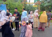 Peringati Hari Ibu, Pasar Kamu Berikan 1000 Bunga Kepada Pengunjung