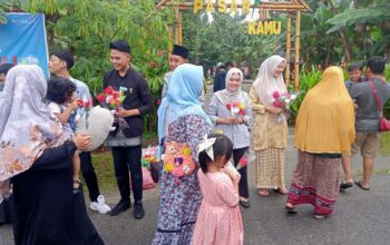 Peringati Hari Ibu, Pasar Kamu Berikan 1000 Bunga Kepada Pengunjung