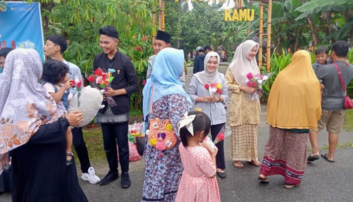 Peringati Hari Ibu, Pasar Kamu Berikan 1000 Bunga Kepada Pengunjung