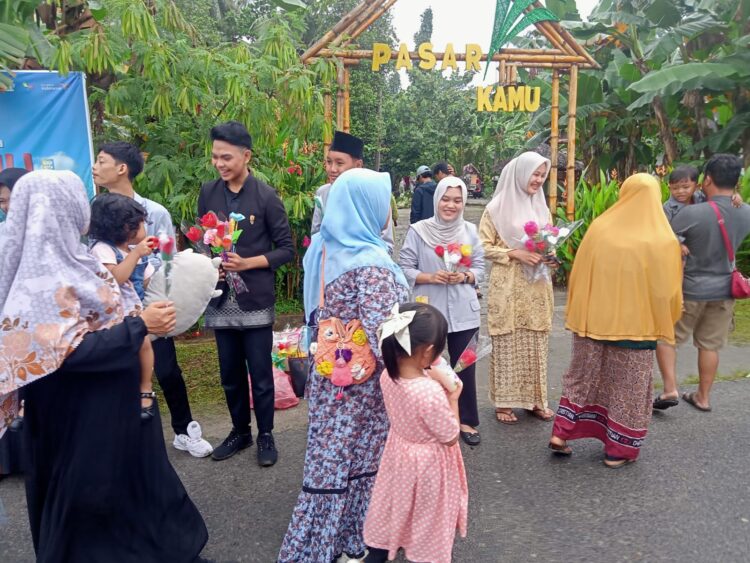 Peringati Hari Ibu, Pasar Kamu Berikan 1000 Bunga Kepada Pengunjung