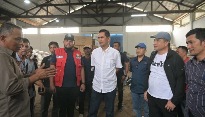 Pastikan Stok Logistik Aman, Sekda Aceh Tinjau Posko Pelabuhan Krueng Geukueh