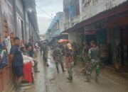 TNI Dan Warga Perdamaian Bersihkan Lingkungan Pascabanjir