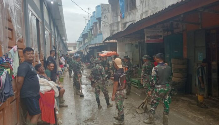 TNI Dan Warga Perdamaian Bersihkan Lingkungan Pascabanjir