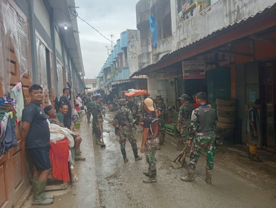 TNI Dan Warga Perdamaian Bersihkan Lingkungan Pascabanjir
