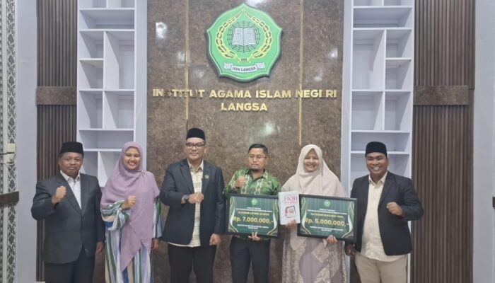 Rektor IAIN Langsa Beri Penghargaan Publikasi Ilmiah Kepada Dosen Berprestasi