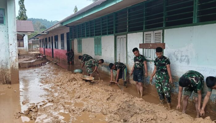 Satgas Gulbencal Kodam I/BB Laksanakan Pembersihan SD Negeri 1 A Tukka Pascabanjir