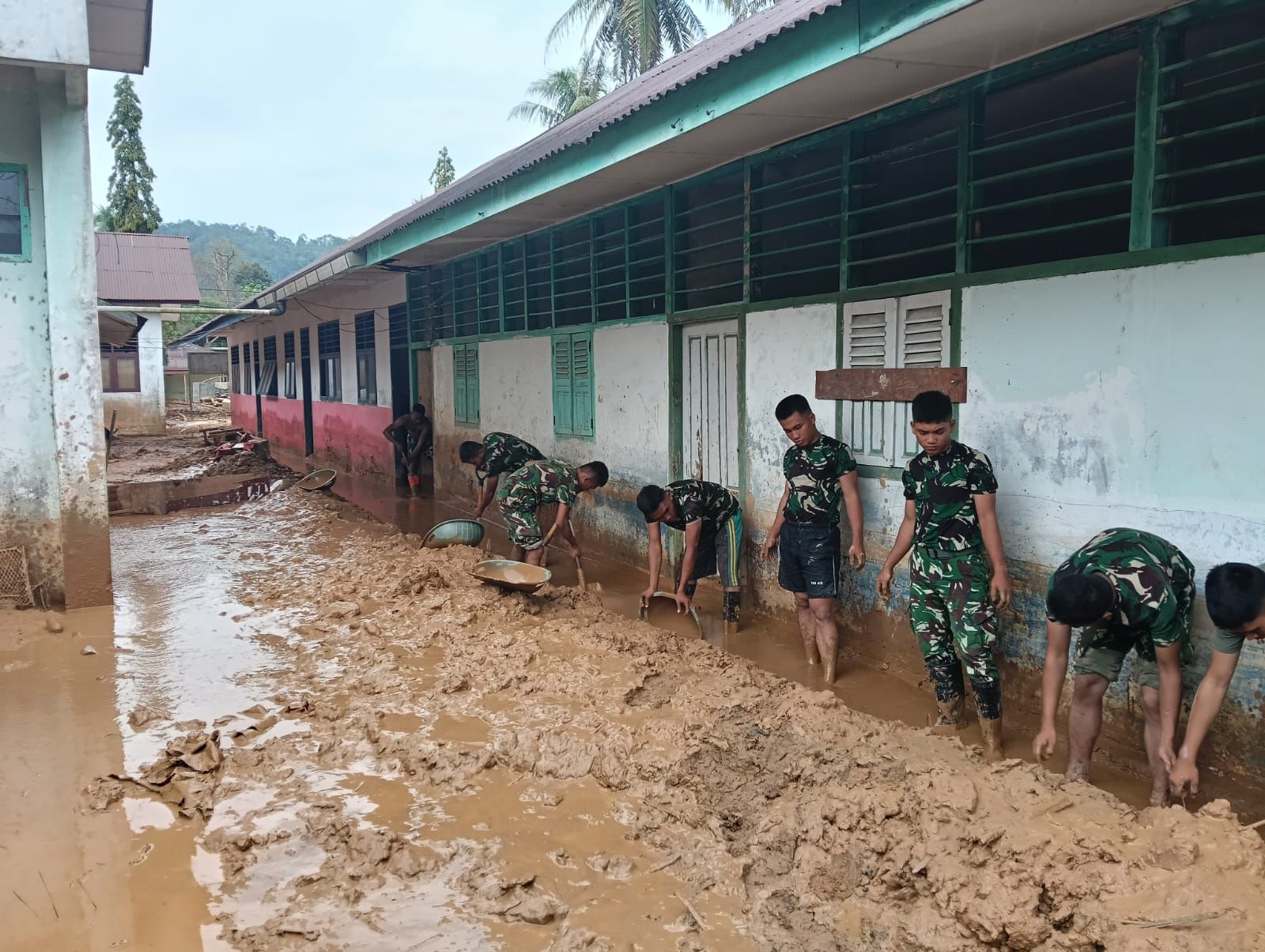 Satgas Gulbencal Kodam I/BB Laksanakan Pembersihan SD Negeri 1 A Tukka Pascabanjir