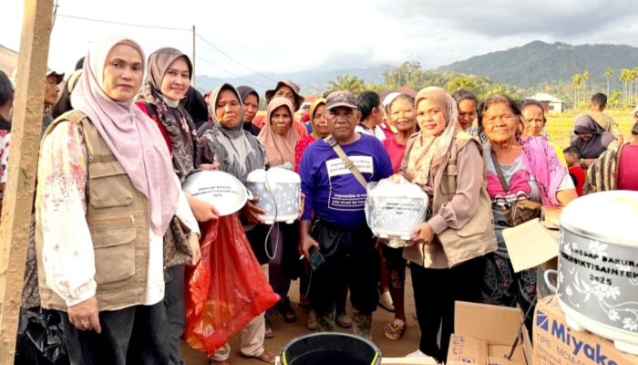 TIM PKM UM Tapsel Turun Tangan Bantu Kebutuhan Dasar Warga Terdampak Banjir Di Tapteng