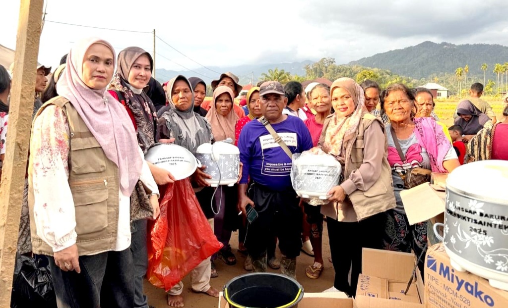 TIM PKM UM Tapsel Turun Tangan Bantu Kebutuhan Dasar Warga Terdampak Banjir Di Tapteng
