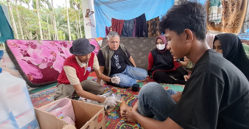 Dokter RSUD dr Fauziah Bireuen Serahkan Bantuan Korban Banjir Riseh Sawang Aceh Utara