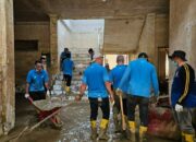 Relawan ASN Dinkes Aceh Gotong Royong Bersihkan Lumpur Banjir Di Kantor Dinkes Aceh Tamiang