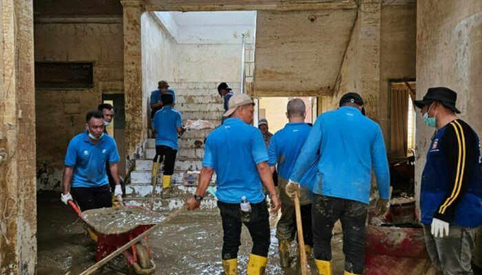 Relawan ASN Dinkes Aceh Gotong Royong Bersihkan Lumpur Banjir Di Kantor Dinkes Aceh Tamiang