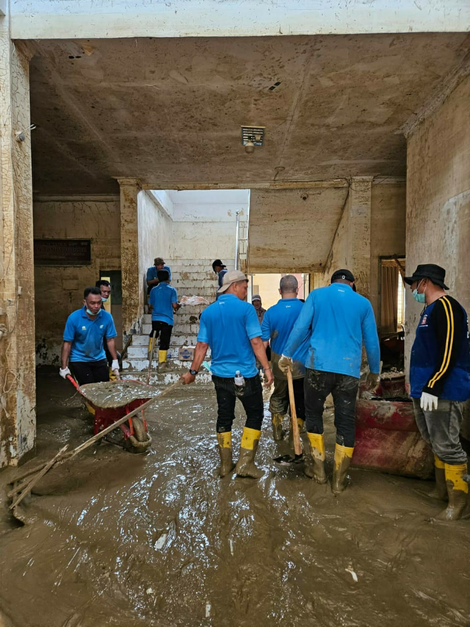 Relawan ASN Dinkes Aceh Gotong Royong Bersihkan Lumpur Banjir Di Kantor Dinkes Aceh Tamiang
