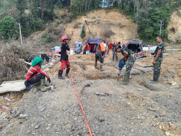 Kolaborasi VRI Dan TNI Bangun Jembatan Gantung Di Lubuk Sidup Pasca Banjir Bandang