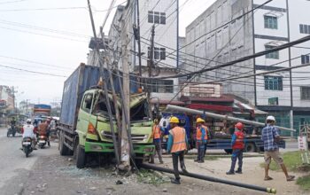 Mobil Kontainer Seruduk Tiang Listrik Di Sei Rampah, Arus Listrik Sempat Padam
