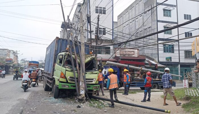 Mobil Kontainer Seruduk Tiang Listrik Di Sei Rampah, Arus Listrik Sempat Padam