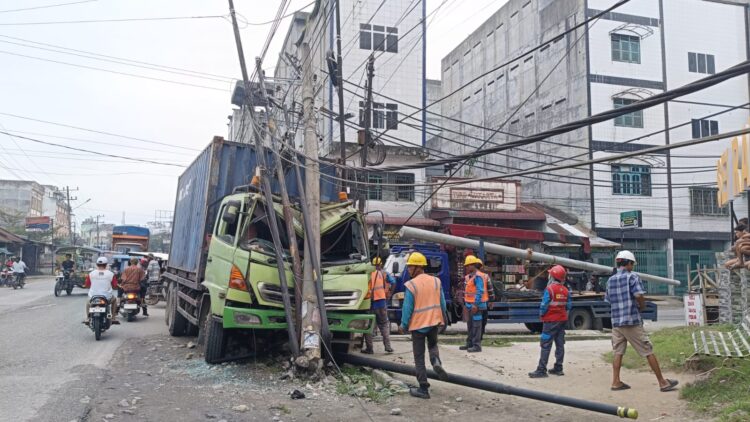 Mobil Kontainer Seruduk Tiang Listrik Di Sei Rampah, Arus Listrik Sempat Padam