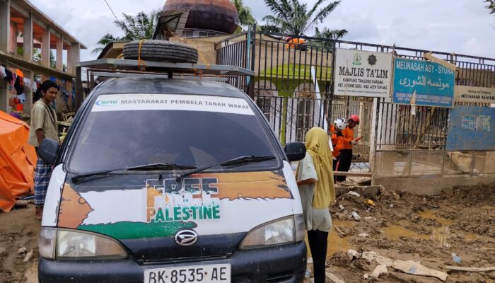 Ketua Masyarakat Pembela Tanah Waqaf Sumut Turun Langsung Bantu Renovasi Masjid Terdampak Banjir Bandang Di Aceh Tamiang